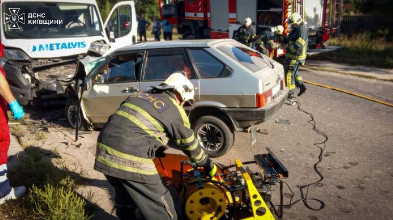 ДТП у Фастові: після зіткнення двох автомобілів рятувальники деблокували водія