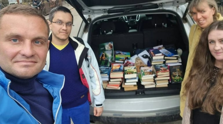 Як фастівчани військовим книги дарували