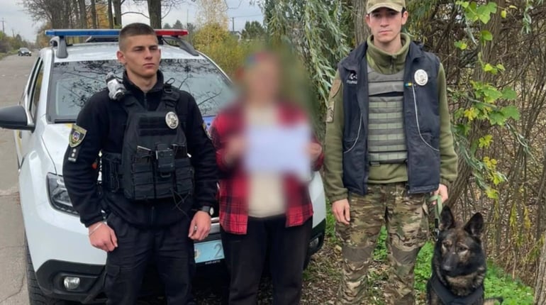 На Київщині кінолог із собакою допоміг знайти пенсіонерку, яка заблукала в лісі