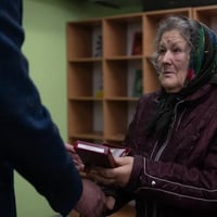 «Пам’ятаємо ціну кожного дня»: Олег Григоров передав нагороди сім'ям полеглих героїв Шосткинщини