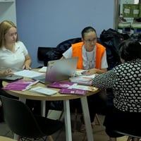 У Шостці видали цільову допомогу евакуйованим жінкам 60+