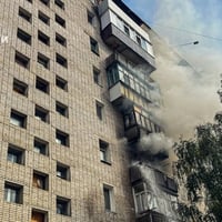 На пожежі у дев'ятиповерхівці в Шостці вогнеборці врятували чоловіка