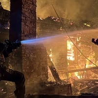 На Шосткинщині вогнеборці понад вісім годин гасили масштабну пожежу в приватному володінні (відео)