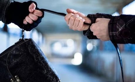 Вимагав гроші та вихопив паспорт: Шосткинська окружна прокуратура домоглася покарання для грабіжника