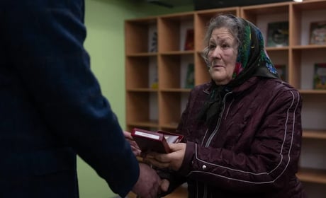 «Пам’ятаємо ціну кожного дня»: Олег Григоров передав нагороди сім'ям полеглих героїв Шосткинщини