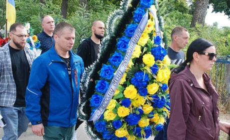 Повернувся з Чехії, аби захистити Україну: у Шостці провели в останню путь Володимира Романцова
