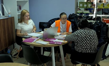 У Шостці видали цільову допомогу евакуйованим жінкам 60+
