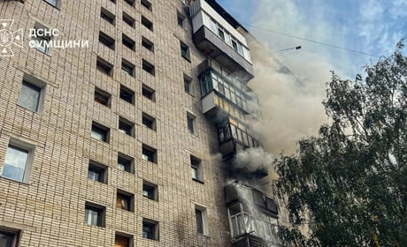 На пожежі у дев'ятиповерхівці в Шостці вогнеборці врятували чоловіка
