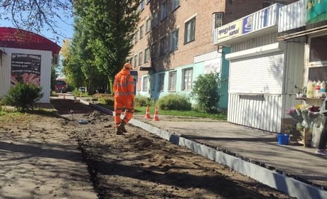 По вулиці Короленка у Шостці оновили пішохідну зону в межах безбар’єрного маршруту