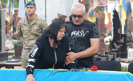 Рік вважався безвісти зниклим: Шосткинська громада попрощалася з Героєм Олександром Жидковим