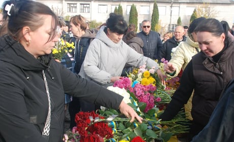 Понад 2 роки очікування: на Шосткинщині провели в останню путь воїна Романа Строкача