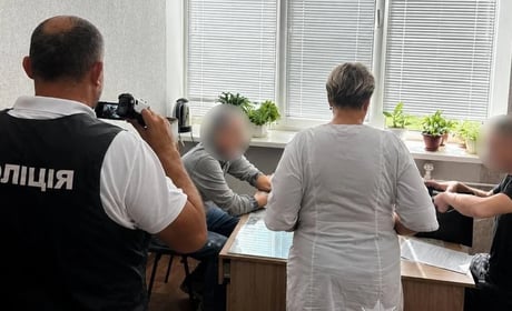 На Сумщині сімейного лікаря викрили на хабарях від військовослужбовців