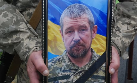 У Шостці провели в останню путь 48-річного воїна з позивним «Дед» Максима Оберемка