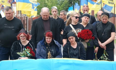 «Любив життя та вірив у Перемогу»: Шостка провела в останню путь захисника Євгенія Разуваєва
