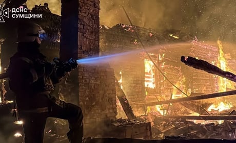 На Шосткинщині вогнеборці понад вісім годин гасили масштабну пожежу в приватному володінні (відео)