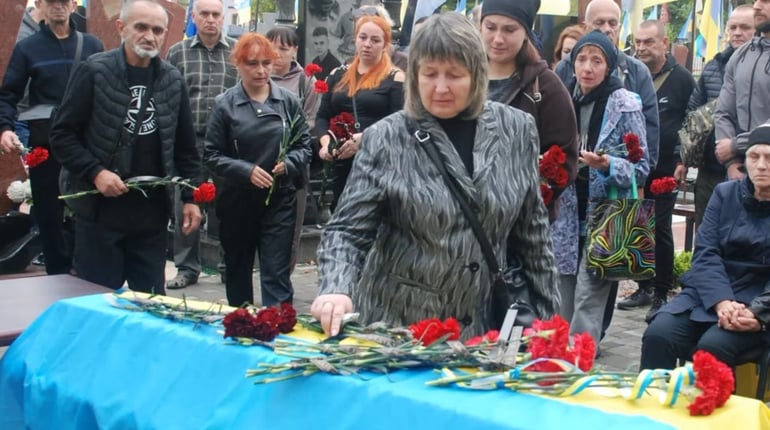 Змінив гітару на зброю: Шостка попрощалася з музикантом і захисником Богданом Бабинцем