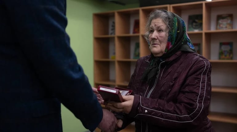 «Пам’ятаємо ціну кожного дня»: Олег Григоров передав нагороди сім'ям полеглих героїв Шосткинщини