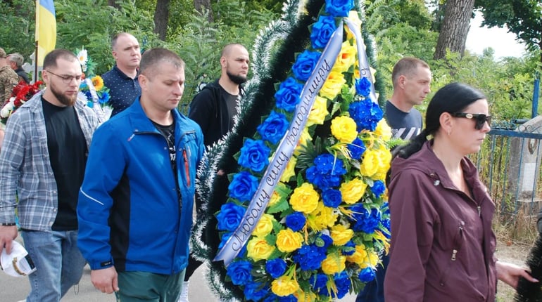 Повернувся з Чехії, аби захистити Україну: у Шостці провели в останню путь Володимира Романцова
