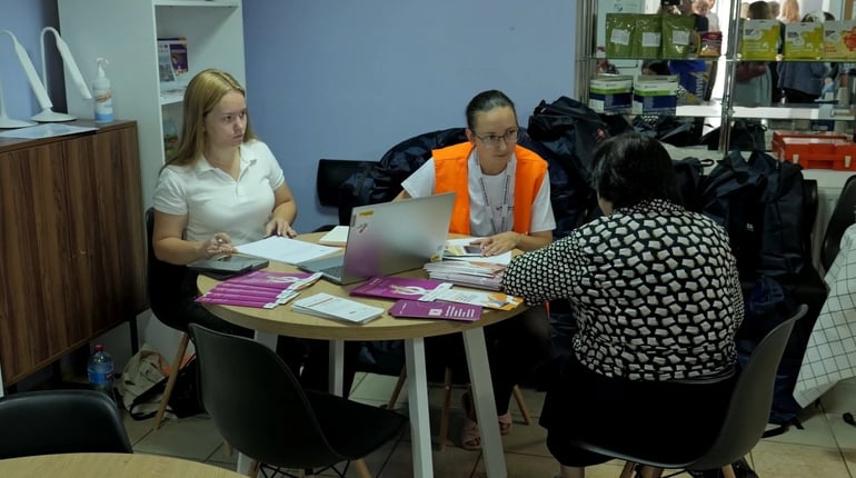 У Шостці видали цільову допомогу евакуйованим жінкам 60+