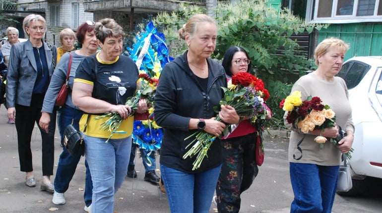 «Золота людина» та мужній воїн: Шосткинщина попрощалася зі старшим лейтенантом Максимом Хоменком