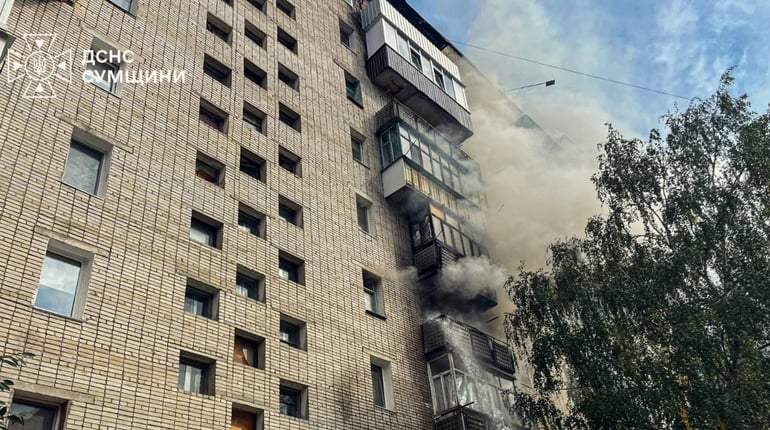 На пожежі у дев'ятиповерхівці в Шостці вогнеборці врятували чоловіка