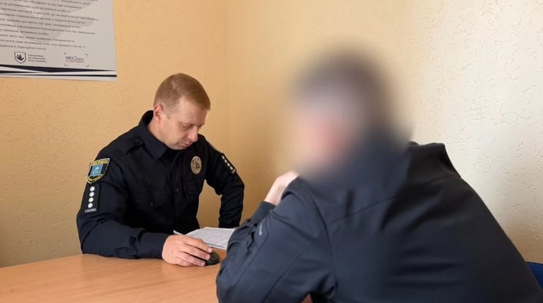 Шосткинські поліцейські затримали чоловіка, який під час сварки вдарив ножем односельця