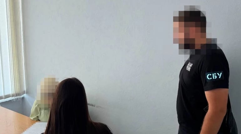 СБУ повідомила про підозру очільниці комунальної установи, яка підтримувала обстріли РФ