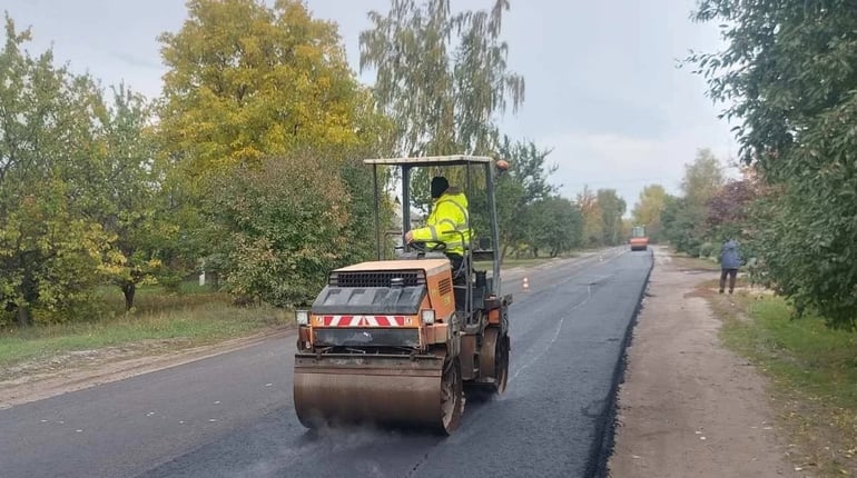 Відновлення доріг у регіоні: де на Шосткинщині та в області тривають ремонтні роботи