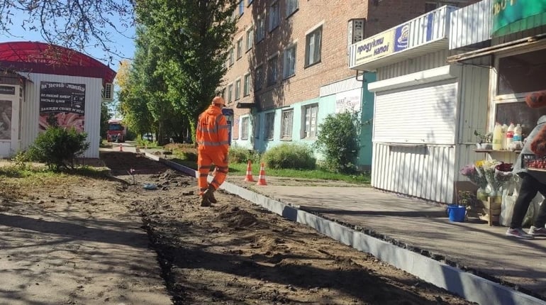 По вулиці Короленка у Шостці оновили пішохідну зону в межах безбар’єрного маршруту