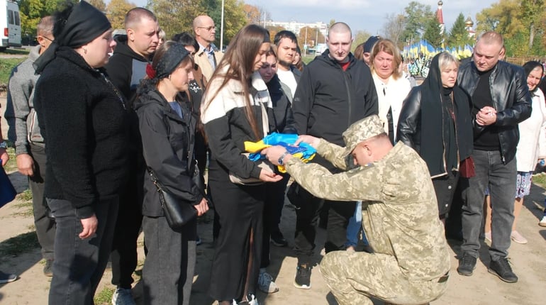 Накрив собою відхід побратимів під Бахмутом: Шосткинська громада попрощалася з розвідником