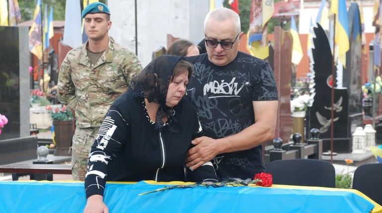 Рік вважався безвісти зниклим: Шосткинська громада попрощалася з Героєм Олександром Жидковим