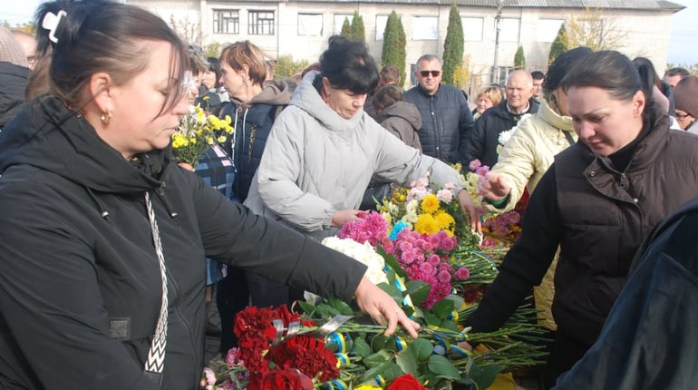 Понад 2 роки очікування: на Шосткинщині провели в останню путь воїна Романа Строкача