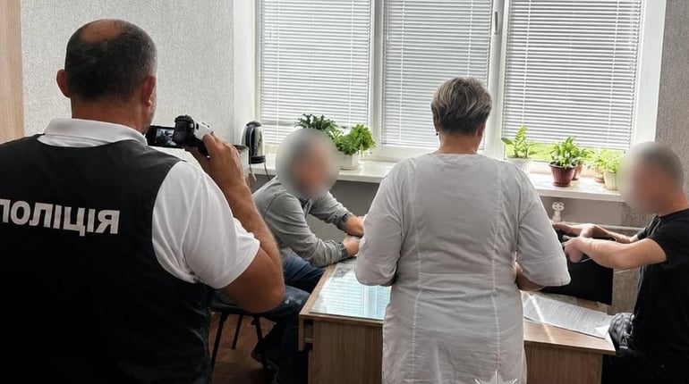 На Сумщині сімейного лікаря викрили на хабарях від військовослужбовців