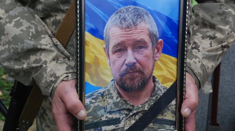 У Шостці провели в останню путь 48-річного воїна з позивним «Дед» Максима Оберемка