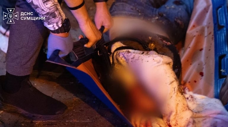 Удар росіян по ТРЦ у Сумах: двоє 21-річних загиблих та 20 поранених