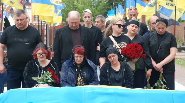 «Любив життя та вірив у Перемогу»: Шостка провела в останню путь захисника Євгенія Разуваєва