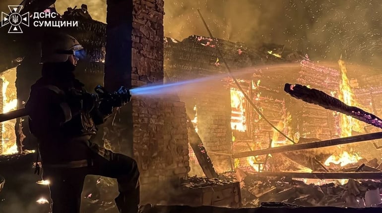На Шосткинщині вогнеборці понад вісім годин гасили масштабну пожежу в приватному володінні (відео)