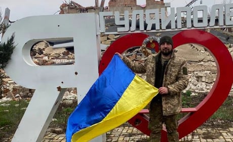Андрія «Дєка» з 102-ї бригади ТрО. Там, де вибухи, він несе слово і віру