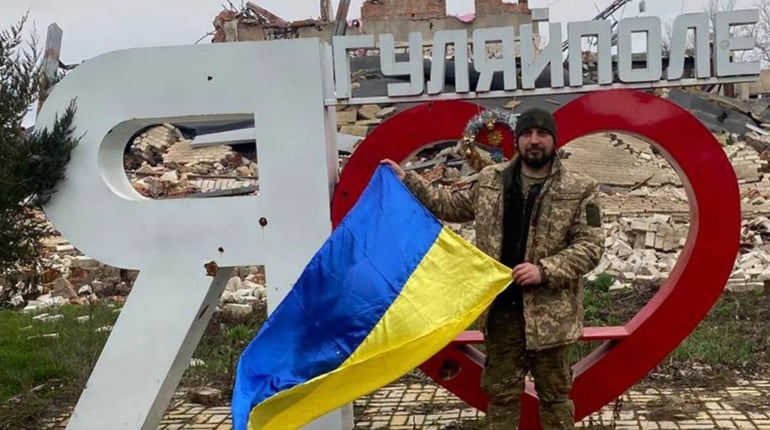 Андрія «Дєка» з 102-ї бригади ТрО. Там, де вибухи, він несе слово і віру