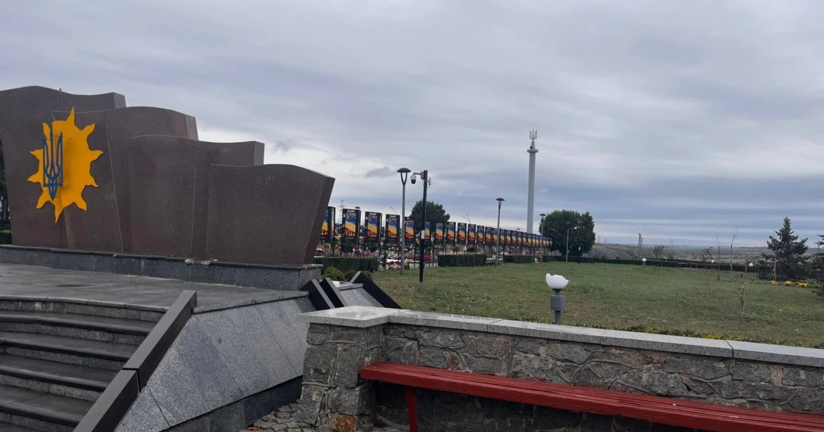 У Південноукраїнську жінка трощила ліхтарі на Алеї Пам’яті: що відомо