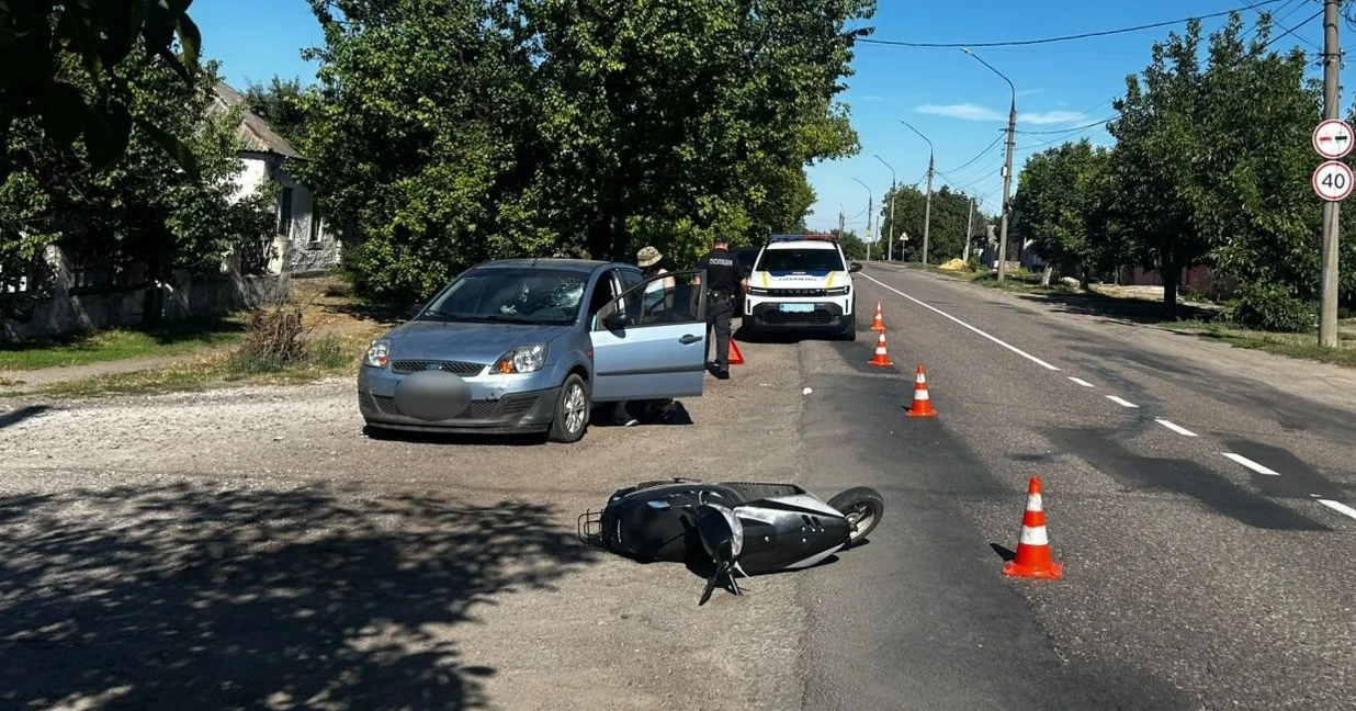 У Вознесенську зіткнулися Ford Fiesta та мопед: водія двоколісника госпіталізували
