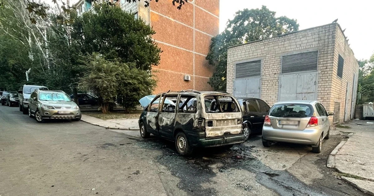 У Південноукраїнську горіло авто, ще три пошкоджені:що відомо про подію