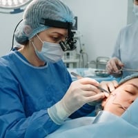 «Під шкірою щось рухається»: у Миколаєві жінці видалили гельмінта зі щоки