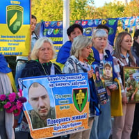 День захисників і захисниць біля «Символу Надії»: портрети, жетони та родини, які чекають