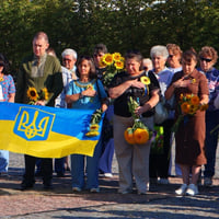 Соняхи, тиша та сльози: у Південноукраїнську пройшла акція пам'яті загиблих захисників. Фоторепортаж