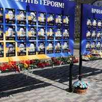 У Південноукраїнську вночі із Дошки вічної пам'яті вкрали свічку: відеокамери це зафіксували