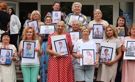 У Південноукраїнську створили унікальний календар із фотографіями матерів і дружин військових