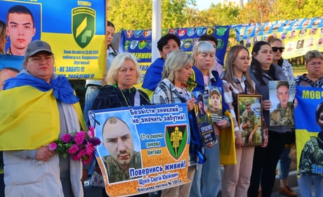 День захисників і захисниць біля «Символу Надії»: портрети, жетони та родини, які чекають