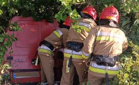 На Вознесенщині «Таврія» врізалася в дерево: пасажирку заблокувало в авто