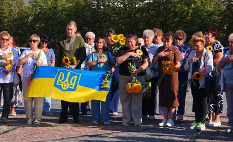 Соняхи, тиша та сльози: у Південноукраїнську пройшла акція пам'яті загиблих захисників. Фоторепортаж